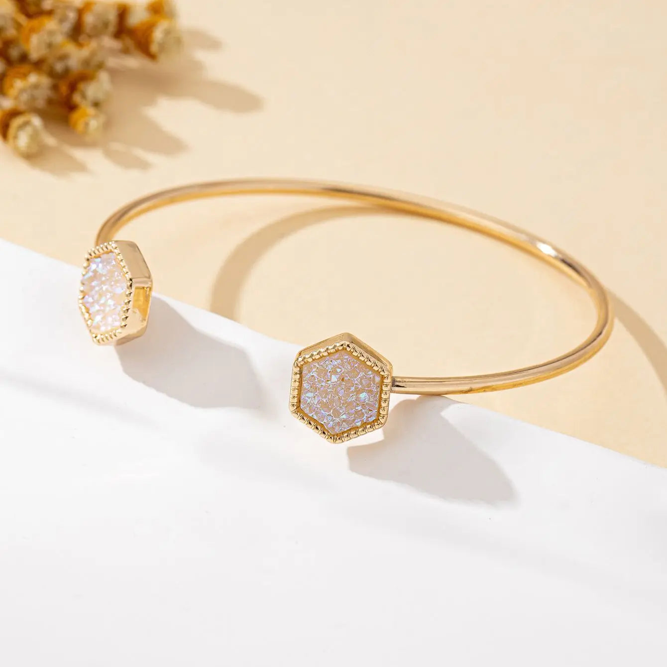 A Women's Fashionable Open Bracelet, Simple and Elegant, Adjustable Inlaid Resin Bracelet Jewelry