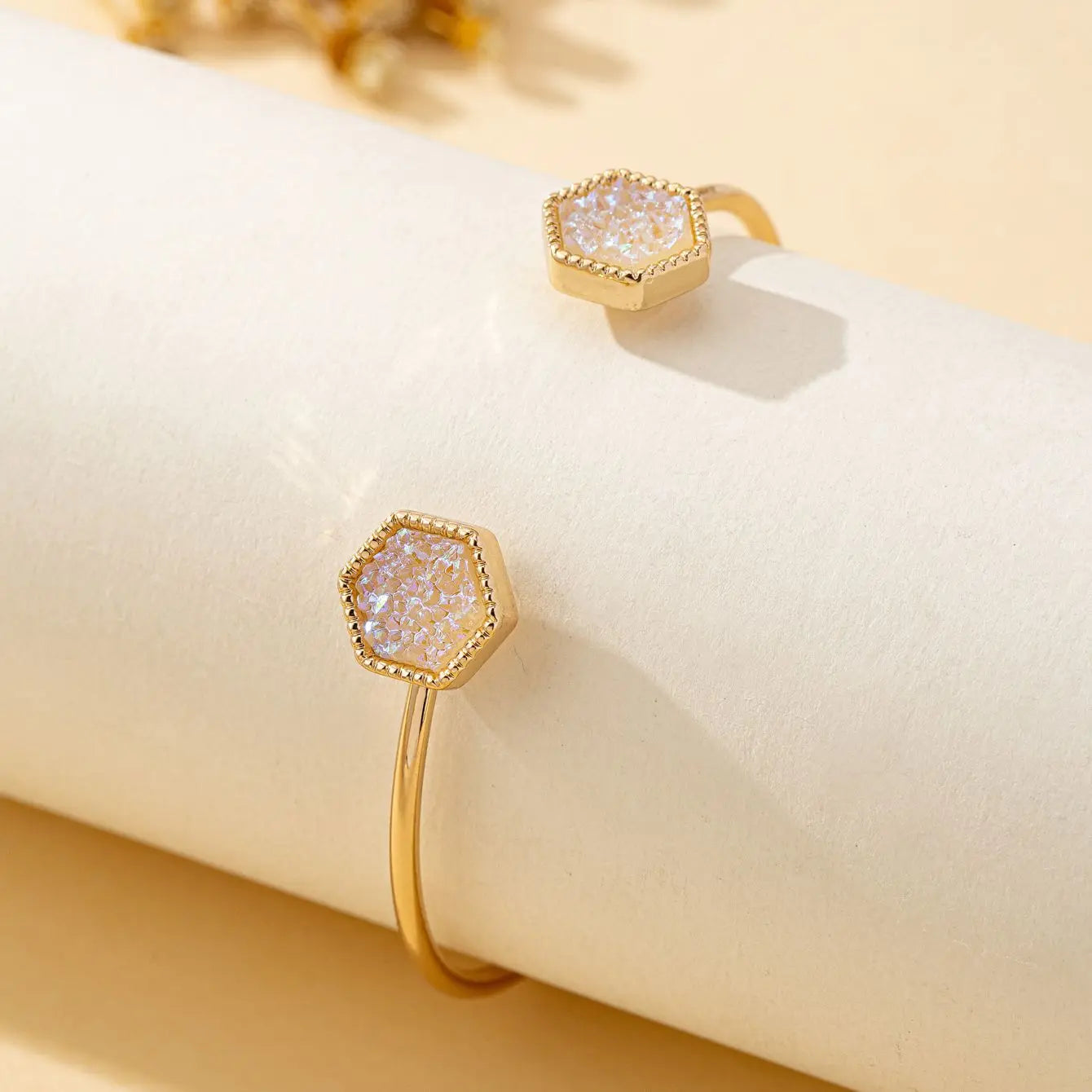 A Women's Fashionable Open Bracelet, Simple and Elegant, Adjustable Inlaid Resin Bracelet Jewelry