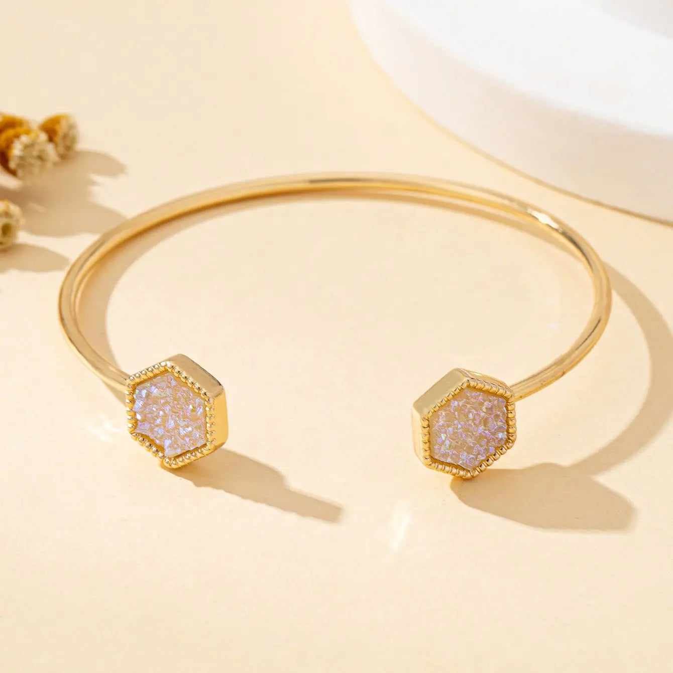 A Women's Fashionable Open Bracelet, Simple and Elegant, Adjustable Inlaid Resin Bracelet Jewelry